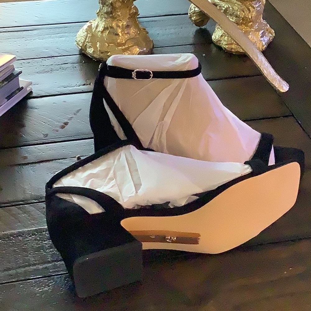 Elegant Black and White Women's Heels - Picture 2 of 3